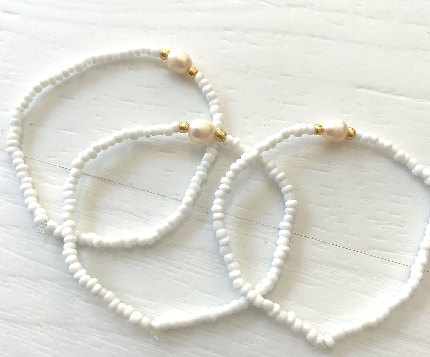 Sea - White seed beaded bracelet with genuine freshwater pearl