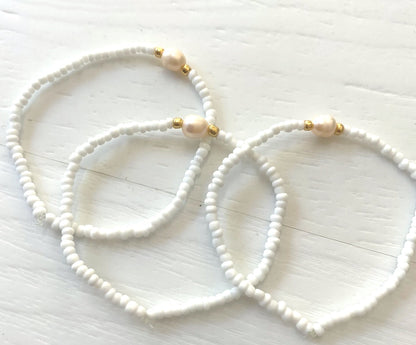 Sea - White seed beaded bracelet with genuine freshwater pearl