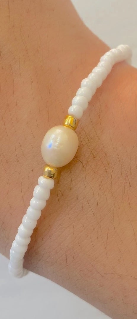 Sea - White seed beaded bracelet with genuine freshwater pearl