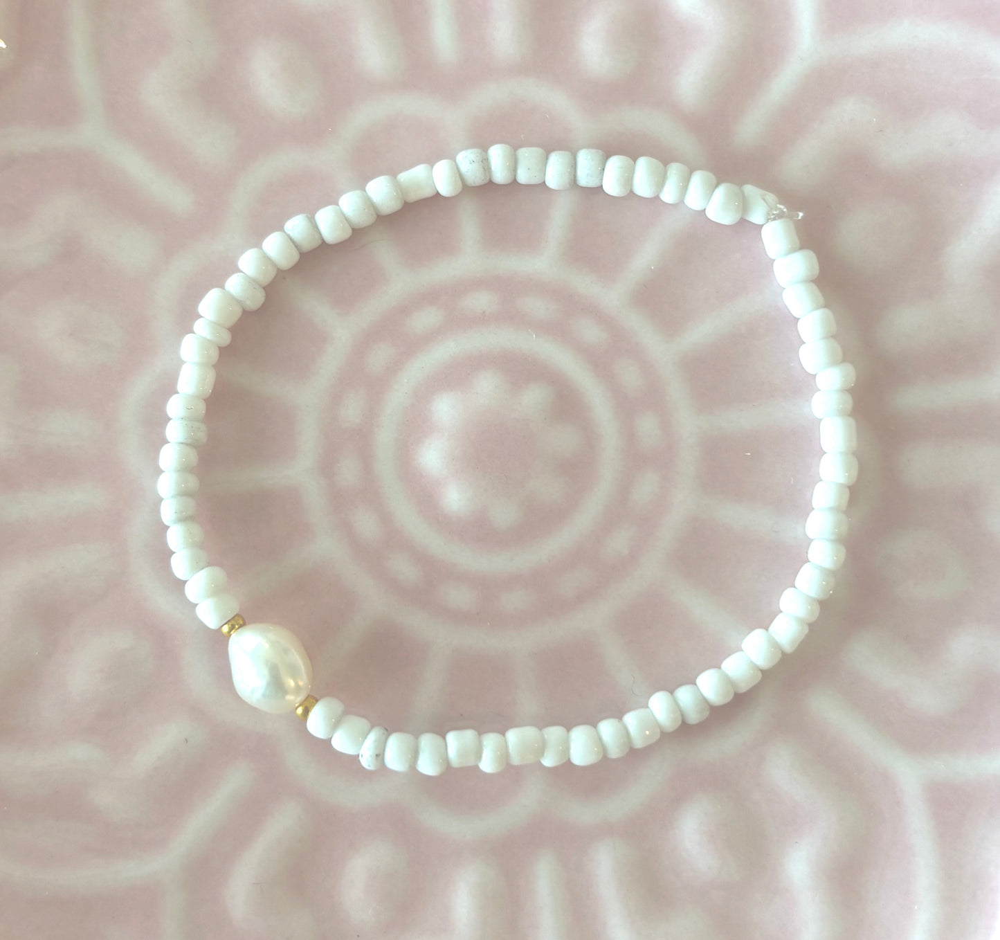 Sea - White seed beaded bracelet with genuine freshwater pearl